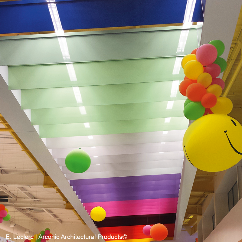 Pannelli di alluminio colorati sul soffitto di un'area commerciale